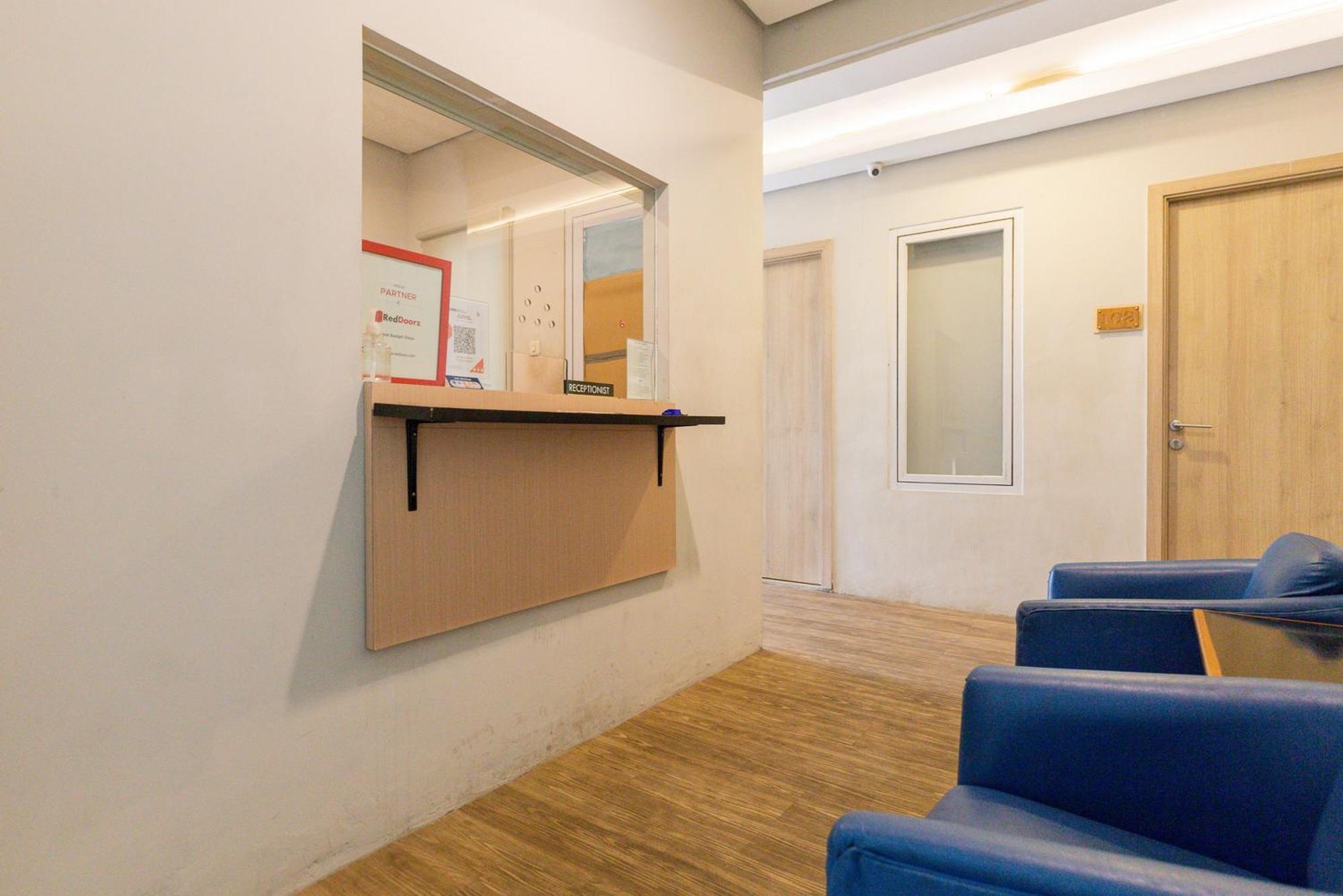 Reddoorz Plus Syariah Near Mall Pondok Indah Jakarta Exterior foto