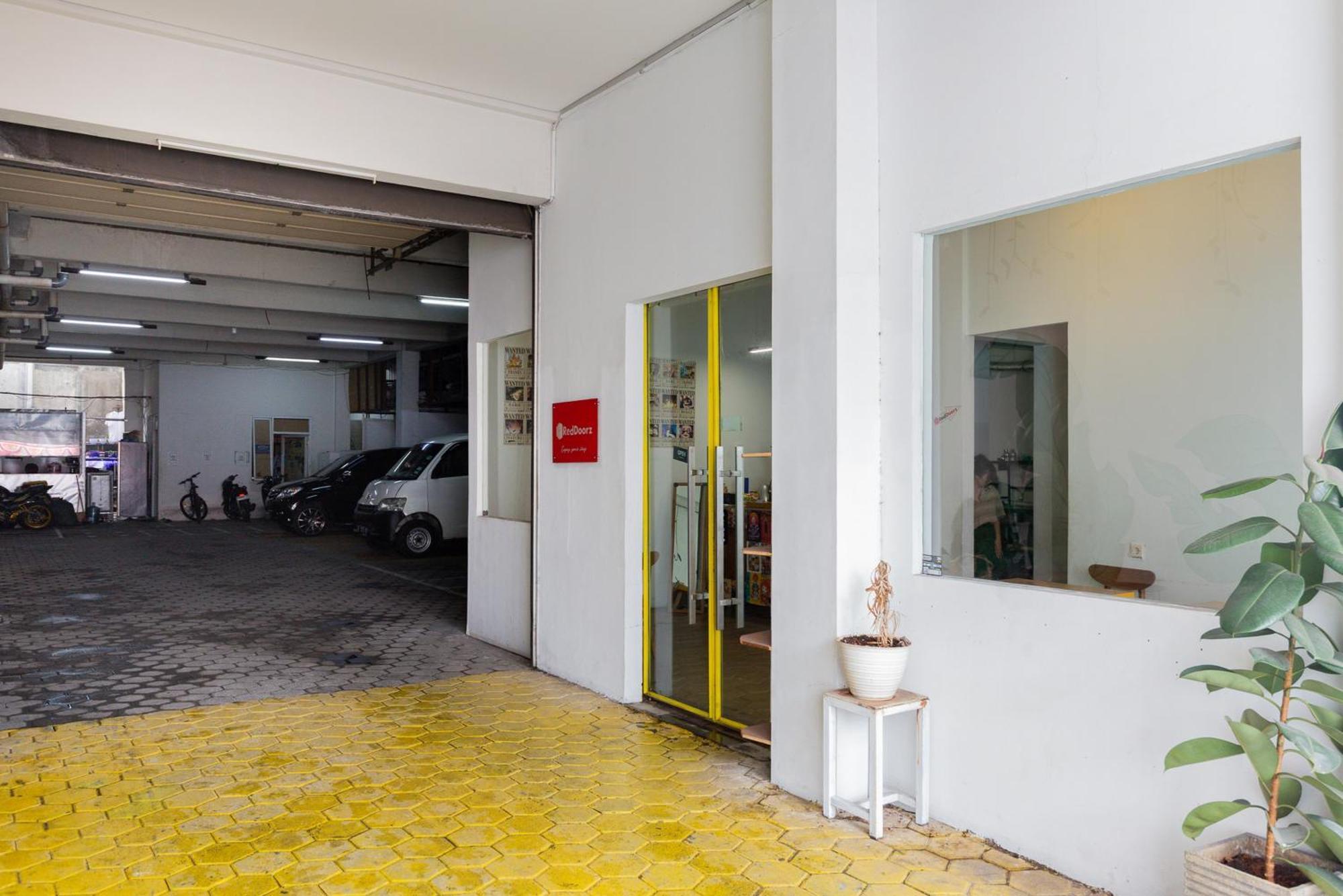 Reddoorz Plus Syariah Near Mall Pondok Indah Jakarta Exterior foto