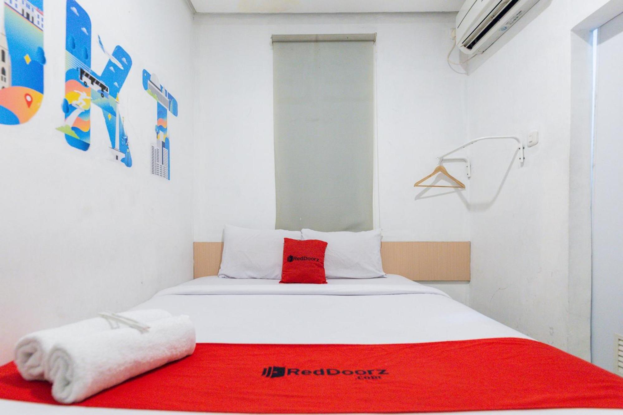 Reddoorz Plus Syariah Near Mall Pondok Indah Jakarta Exterior foto